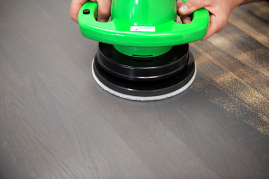Osmo HandXcenter op donker parket